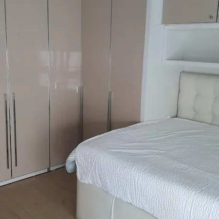 3 Bedrooms Location Apartment *